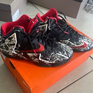 Graffiti Nike Lebrons sz 6 boys